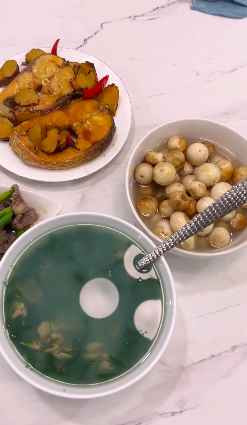 Quỳnh Alee cho biết, cô thích chăm sóc những người xung quanh, thích nấu ăn và nhìn những người thân yêu ăn ngon miệng.