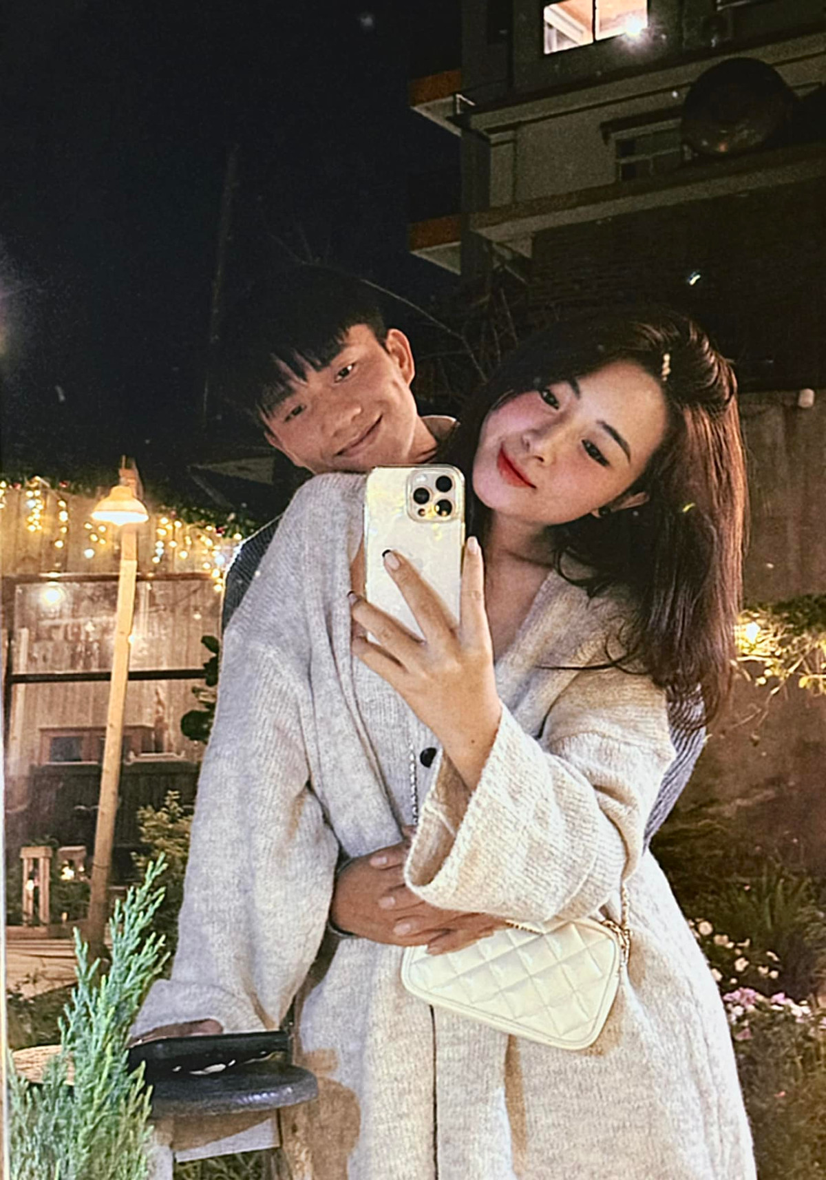 Văn Đức và vợ công khai hẹn hò năm 2019, chỉ sau 5 tháng quen biết và yêu đương, cặp đôi chính thức về chung một nhà vào đầu năm 2020.