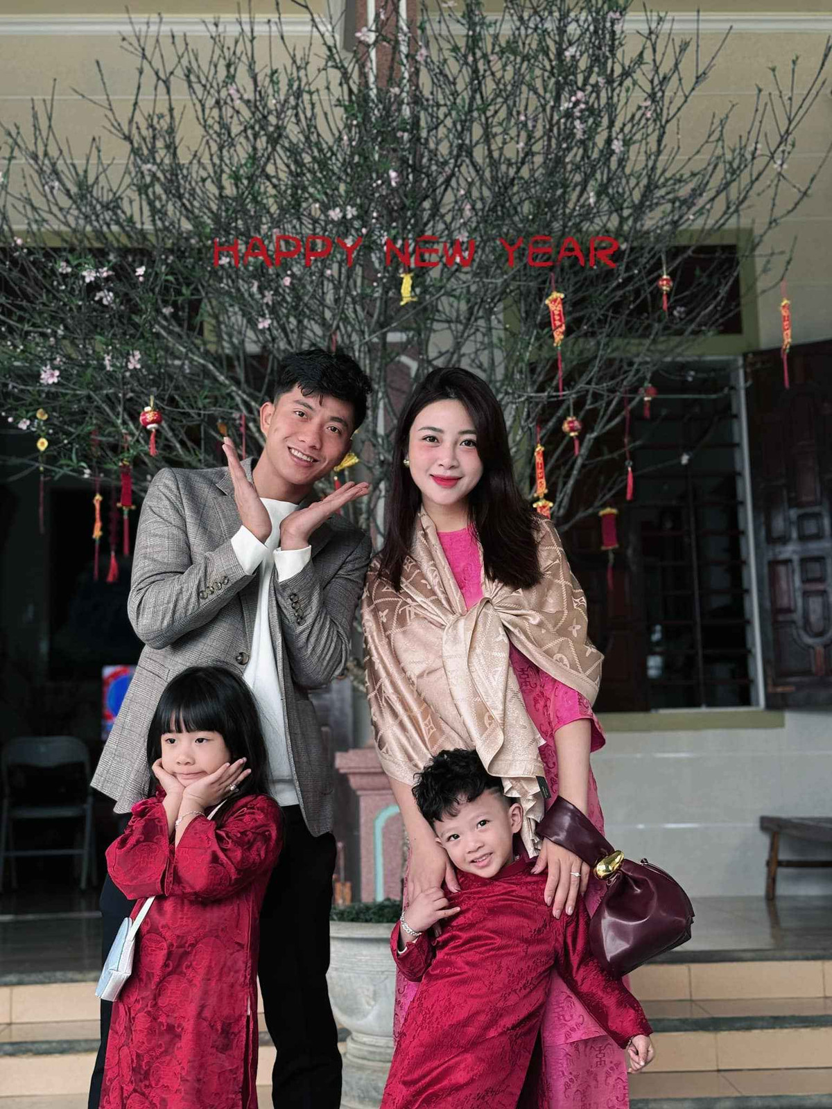 Cuộc sống hôn nhân của tiền vệ sinh năm 1996 và vợ từng là cô giáo mầm non luôn khiến dân mạng ngưỡng mộ.