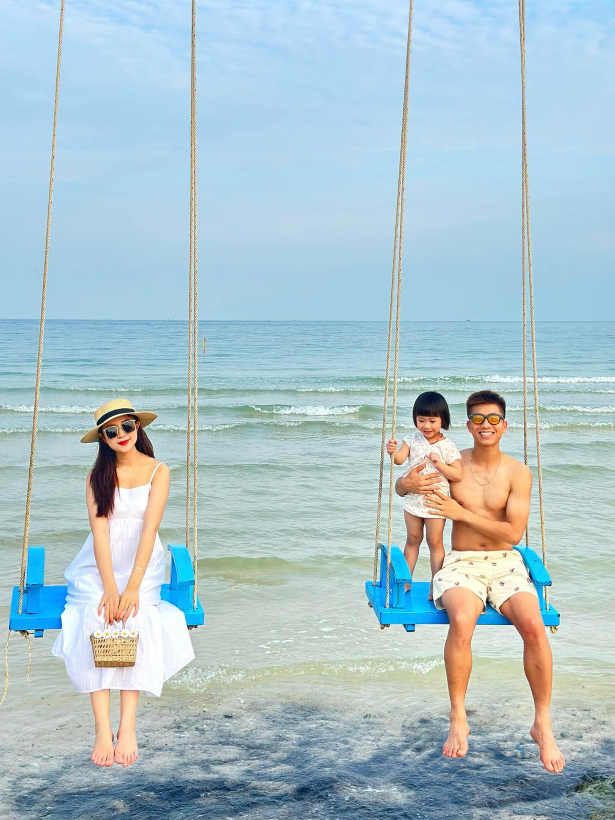 Về phía Phan Văn Đức, anh nổi tiếng là cầu thủ yêu chiều vợ.