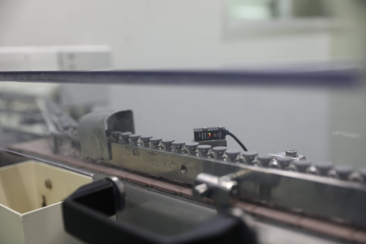 Vaccine Sputnik V do VABIOTECH sản xuất sẽ được sử dụng trong Chương trình tiêm chủng quốc gia sau khi hoàn thành việc chuyển giao công nghệ và các kết quả kiểm định chất lượng tại Viện Gamalaya (Liên bang Nga) đạt yêu cầu. (Ảnh: Máy sẽ tiến hành dập nắp lọ bằng cao su để đảm bảo an toàn cho vaccine).