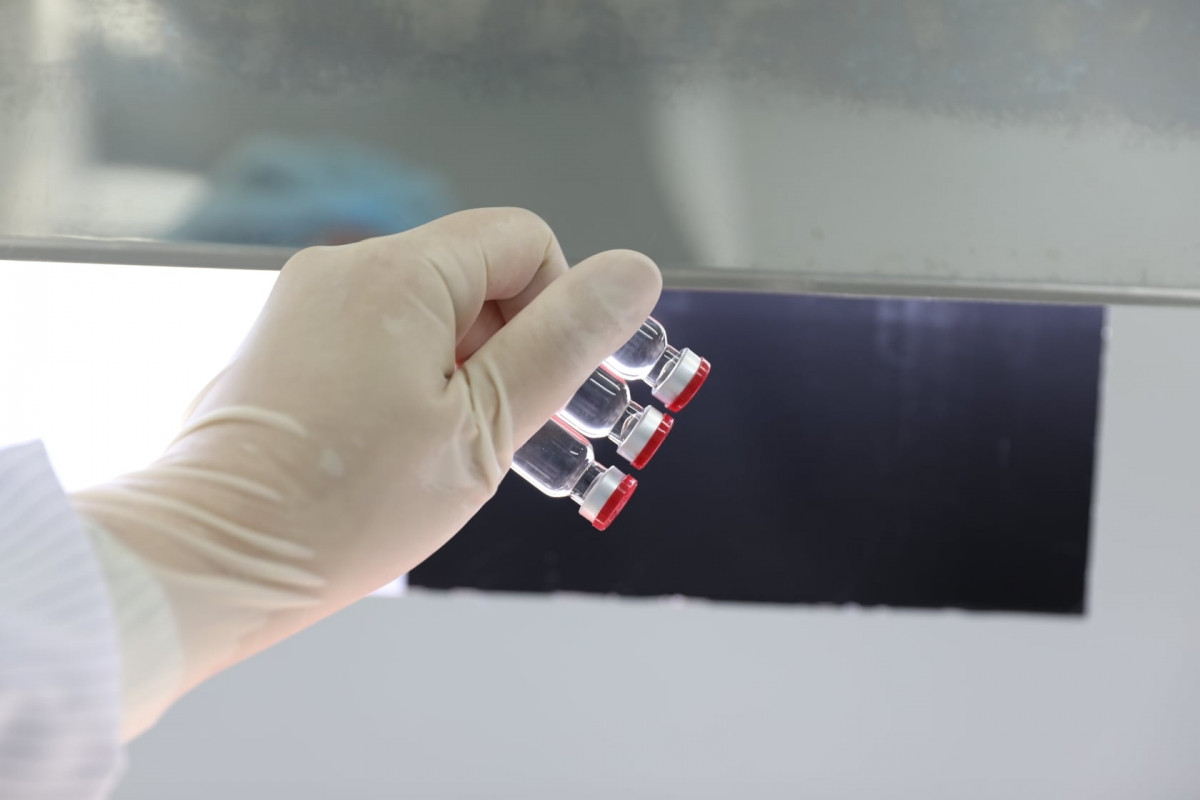 Nắp lọ được máy đóng ngay sau khi bơm dung dịch. Có hai lớp nắp, lớp đầu bằng cao su, lớp thứ hai bằng nhôm.