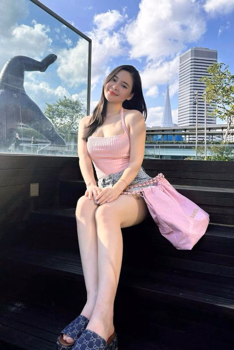 Bên cạnh áo cúp ngực, Thái Thảo Nguyên cũng cực kỳ yêu thích những thiết kế váy ngắn khoe chân dài, đây cũng là item được nhiều bạn gái chuộng mặc bởi sự gợi cảm của nó cũng như phù hợp cho nhiều phong cách khác nhau.