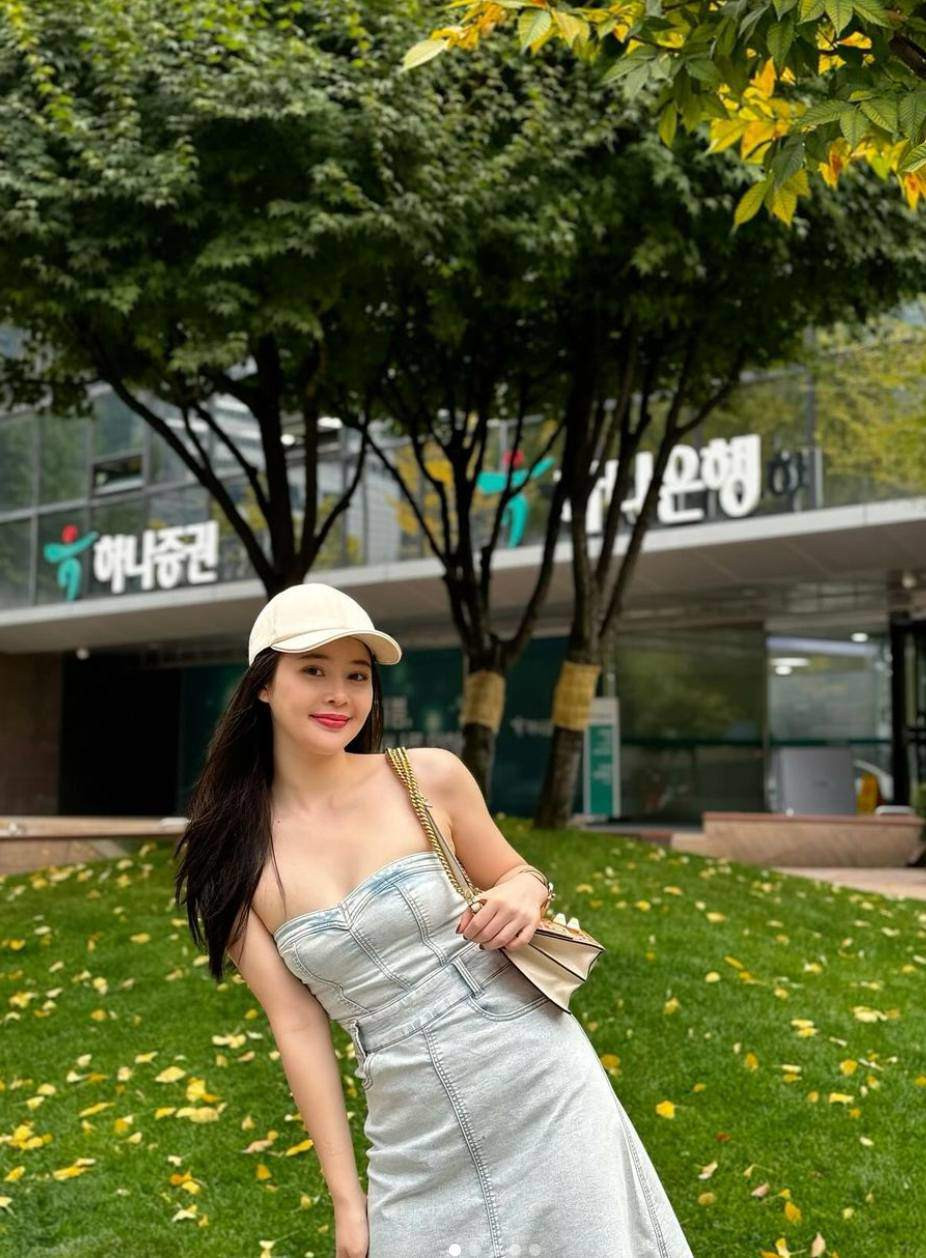 Các kiểu áo không tay, tông màu trung tính cũng thường xuyên được Thái Thảo Nguyên sử dụng, để thêm phần nổi bật, cô nàng thường dùng thêm phụ kiện túi hiệu để tăng phần đắt giá, tạo thành vẻ ngoài thời thượng.