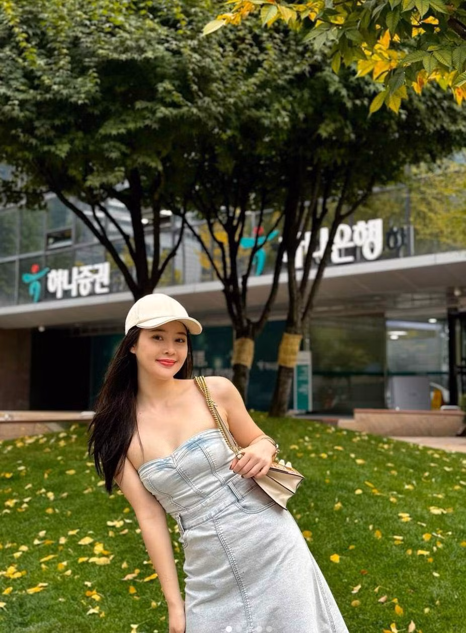 Các kiểu áo không tay, tông màu trung tính cũng thường xuyên được Thái Thảo Nguyên sử dụng, để thêm phần nổi bật, cô nàng thường dùng thêm phụ kiện túi hiệu để tăng phần đắt giá, tạo thành vẻ ngoài thời thượng.