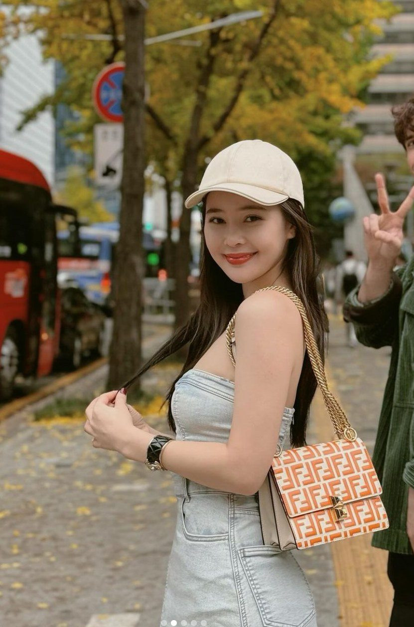 Bên cạnh những bộ đồ, một điểm nhấn đáng chú ý trong những bức ảnh của Thái Thảo Nguyên đó là những món phụ kiện hàng hiệu.