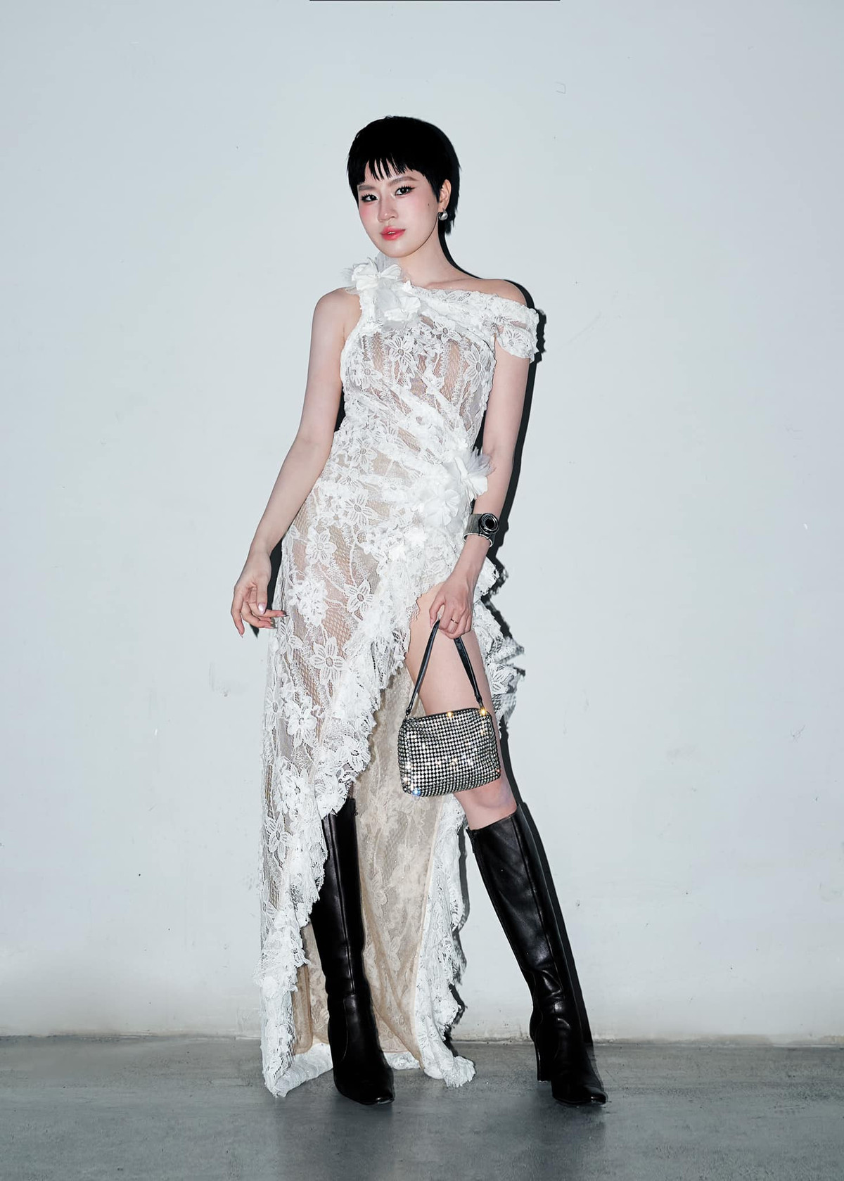 Pháo tên thật là Diệu Huyền, sinh năm 2003. Cô là nữ rapper gen z đang được giới trẻ cực kỳ yêu thích. Bước ra từ cuộc thi "King of rap" năm 2020, Pháo liên tiếp cho ra mắt sản phẩm âm nhạc và trở thành hit.