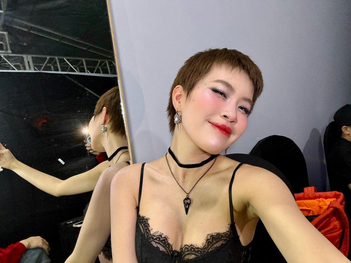 Nữ rapper nổi bật với mái tóc tém cá tính cùng vẻ ngoài căng tràn sức sống.