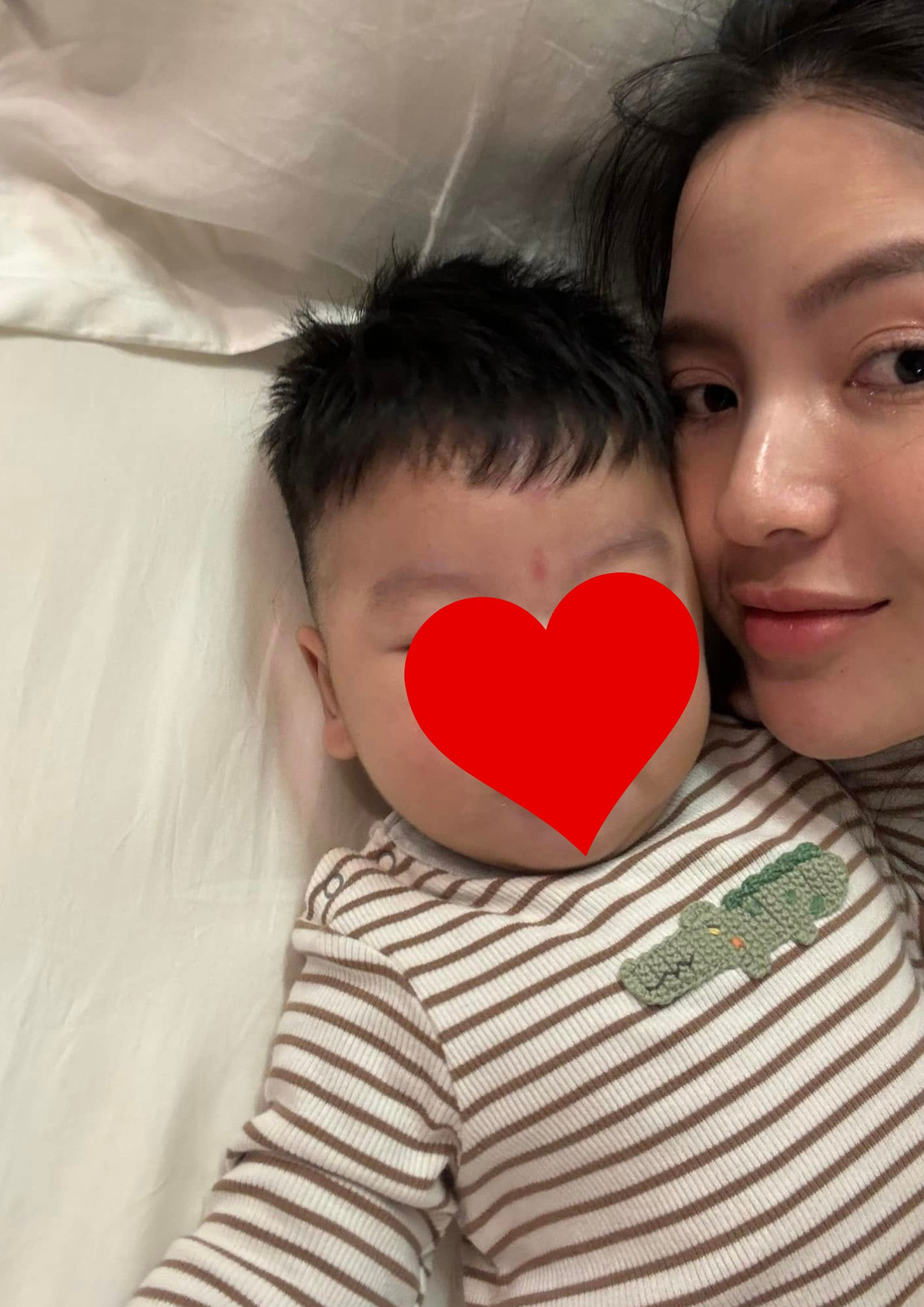 Đặc biệt, mới đây nhất Chu Thanh Huyền gây chú ý khi xuất hiện với gương mặt nhợt nhà, lộ rõ các khuyết điểm trên mặt sau khi trở về từ chuyến công tác tại Hàn Quốc.