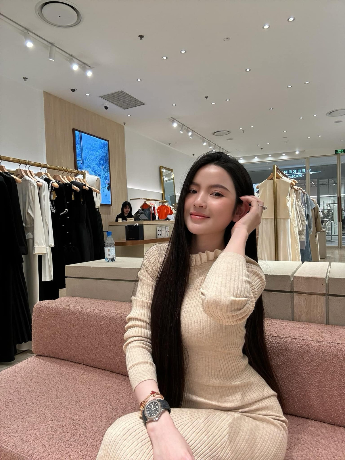 Trước những lùm xùm, Chu Thanh Huyền chia sẻ, bản thân cô từ khi bầu con trai cho đến thời điểm hiện tại khi con trai được gần 9 tháng, cô luôn kỹ càng trong việc lựa chọn các sản phẩm bổ sung cho cả mẹ và bé. Cô cũng tin chắc rằng bất kỳ một bà mẹ nào thì cũng mong muốn điều tốt đẹp nhất đến với con của mình.