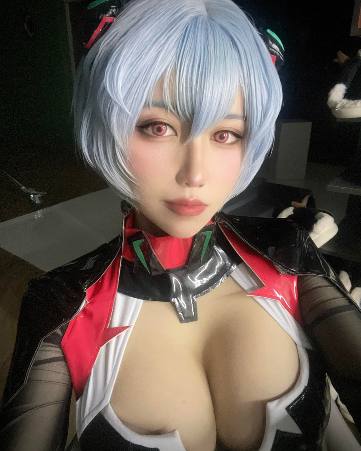 Nữ coser này theo đuổi phong cách hở bạo nên thường diện trang phục ôm sát, tôn lên đường cong quyến rũ.