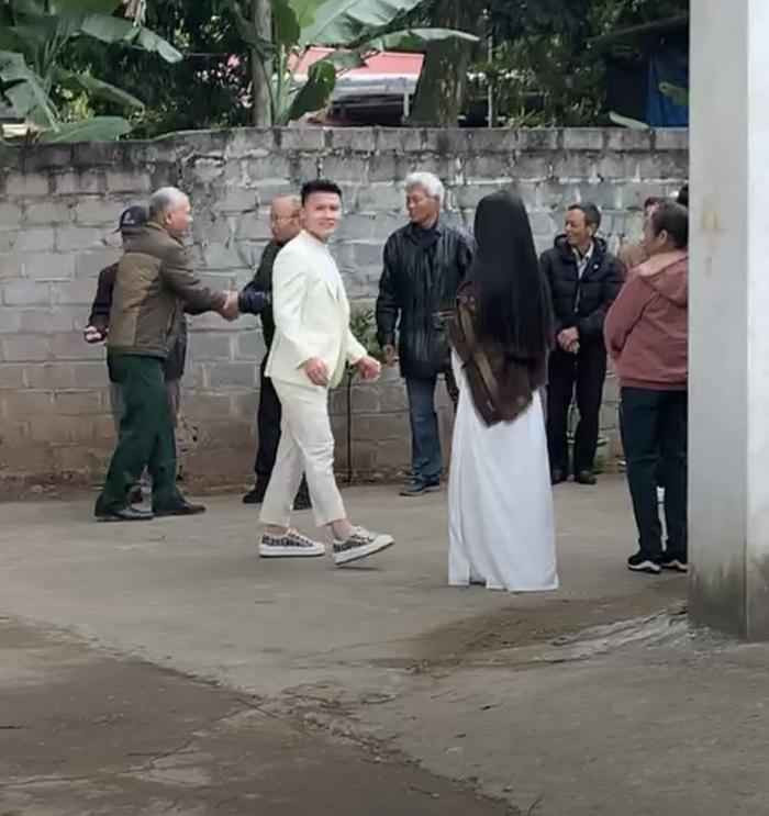 Thông tin Quang Hải và Chu Thanh Huyền sẽ làm đám hỏi vào ngày 20/11 (Âm lịch), tức ngày 1/1/2024 Dương lịch đang khiến MXH rộn ràng bàn tán. Nếu diễn ra đúng như kế hoạch, đây sẽ là cặp đôi "mở bát" cưới xin cho năm 2024 này. Ảnh: Saostar