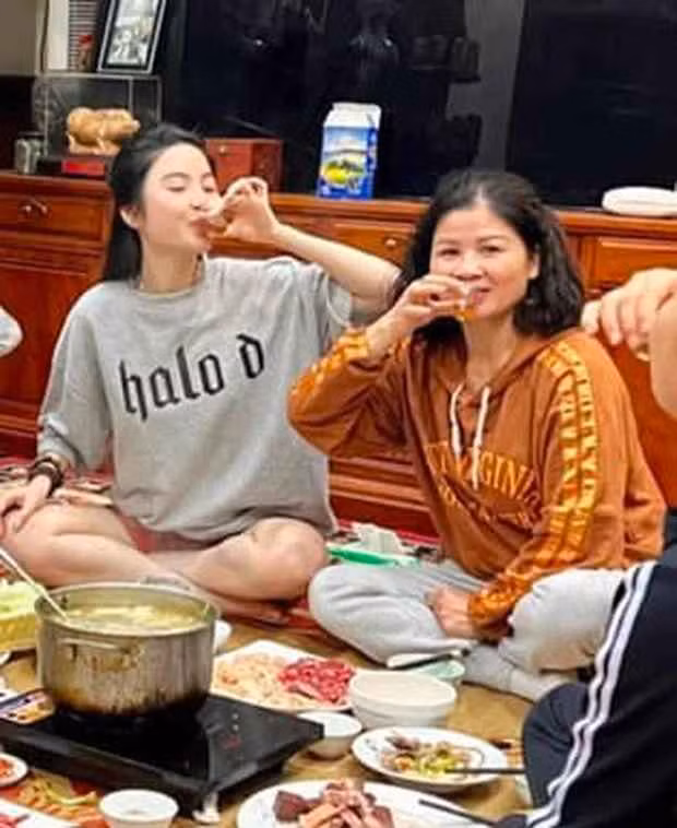 Những lần gặp họ hàng nhà Quang Hải trước đây của Chu Thanh Huyền cũng thế, cô gần như tách biệt hoàn toàn với phiên bản sang chảnh kia của mình.