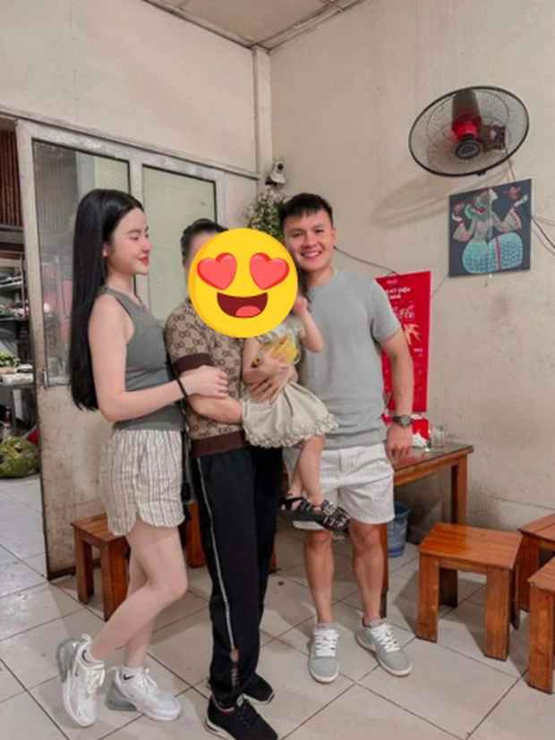 Chu Thanh Huyền gần như để mặt mộc, nét xinh rất nhẹ nhàng, trang phục cũng tiết chế, đến cách tạo dáng chụp hình cũng đã "hoà tan" vào các chị em họ của Hải.