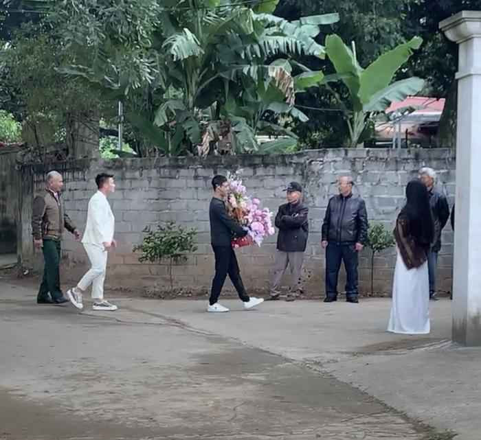 Đứng trước thông báo "ăn cưới online" đột ngột này, dân mạng mới vỡ lẽ hoá ra Chu Thanh Huyền vừa về quê Quang Hải có khi là kết hợp để ra mắt gia đình với tư cách mới. Đây là dịp cả gia đình Quang Hải ăn mừng sau trận đấu vòng 6 V.League 2023/24 trên SVĐ Hàng Đẫy của chàng cầu thủ.