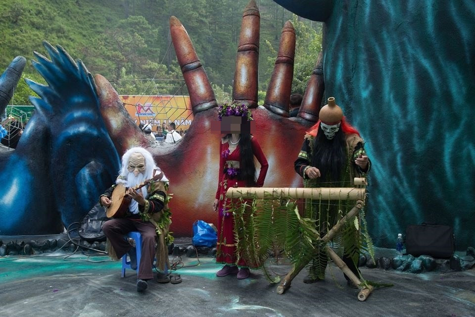 Bên cạnh đó, nickname P.L.M bình luận: "Đà Lạt không của riêng ai, nhưng mọi người đều tiếc cho một Đà Lạt đẹp mộng mơ nguyên thuỷ, nhẹ nhàng yên bình. Mấy ảnh đó thấy sợ thật sự, sao không làm ý tưởng nào nó nhẹ nhàng hoà hợp hơn?".