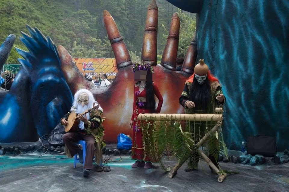 Bên cạnh đó, nickname P.L.M bình luận: "Đà Lạt không của riêng ai, nhưng mọi người đều tiếc cho một Đà Lạt đẹp mộng mơ nguyên thuỷ, nhẹ nhàng yên bình. Mấy ảnh đó thấy sợ thật sự, sao không làm ý tưởng nào nó nhẹ nhàng hoà hợp hơn?".