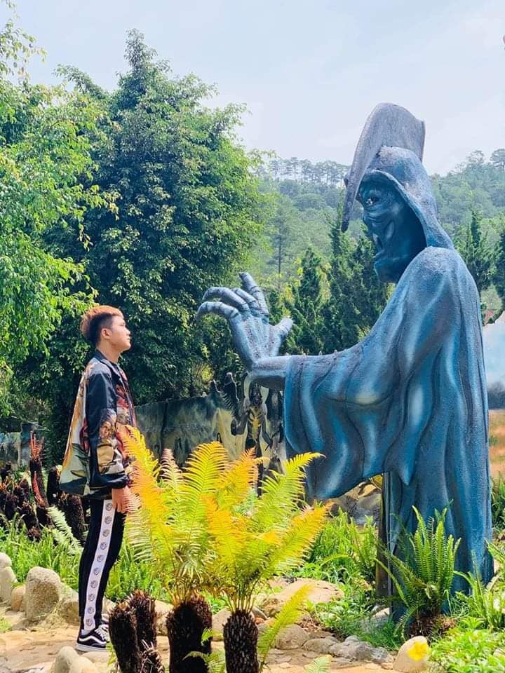 Sau khi được đăng tải lên mạng xã hội, nhiều người để lại những bình luận trái chiều. Đa số khách du lịch cho rằng những tạo hình này thực sự phản cảm, ghê rợn làm cho người đến tham quan cảm thấy mất hết cảm hứng lãng mạn, ngọt ngào vốn có của Đà Lạt.