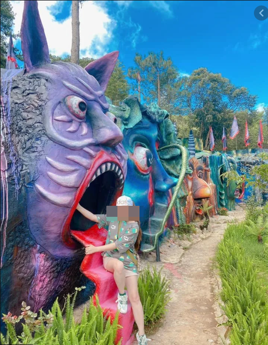 "Cái tên khu du lịch là Quỷ Núi thì đào đâu ra hình đẹp, hình thiên thần? Tỉnh táo lại trước khi phán xét việc gì đó nào các bạn", một du khách bình luận.