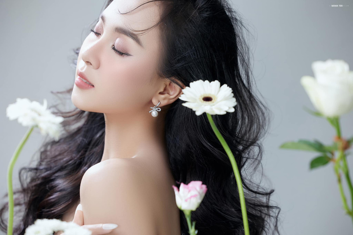 Nhờ lợi thế ngoại hình đẹp, Diệu Ngân cũng từng đi thi một số cuộc thi như Hoa hậu Việt Nam 2018 và đoạt giải trong cuộc thi Người đẹp Đền Cuông.