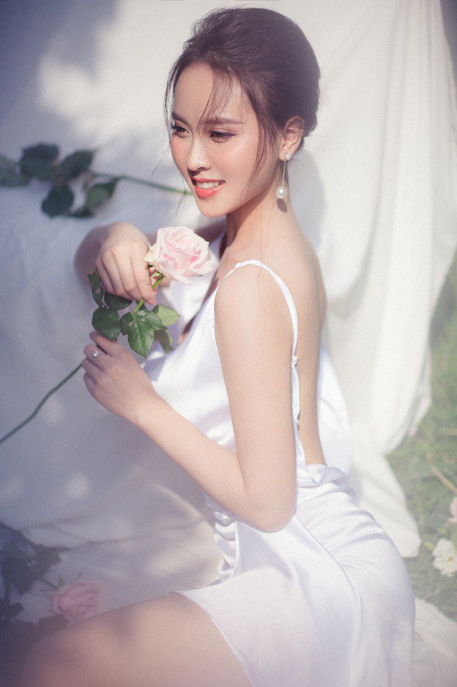 Thời gian học đại học, Diệu Ngân may mắn được cộng tác với một số chương trình với tư cách là MC. Nhận thấy đây là công việc phù hợp với bản thân, cô nàng gắn bó với nó cho đến tận bây giờ.