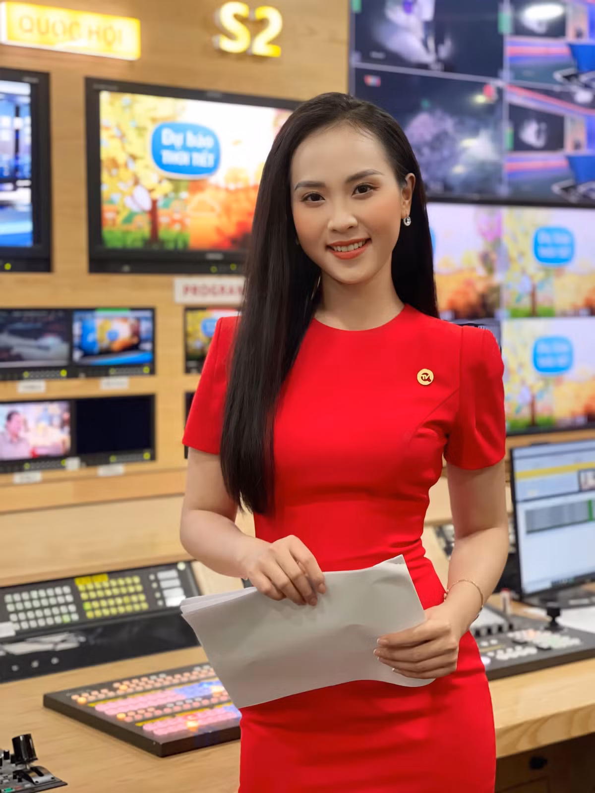 Diệu Ngân sinh năm 2000, quê ở Nghệ An, hiện tại đang là MC, BTV của Kênh Truyền hình Quốc hội, phụ trách dẫn các chương trình về thời tiết, văn hoá và talkshow Khách mời hôm nay.