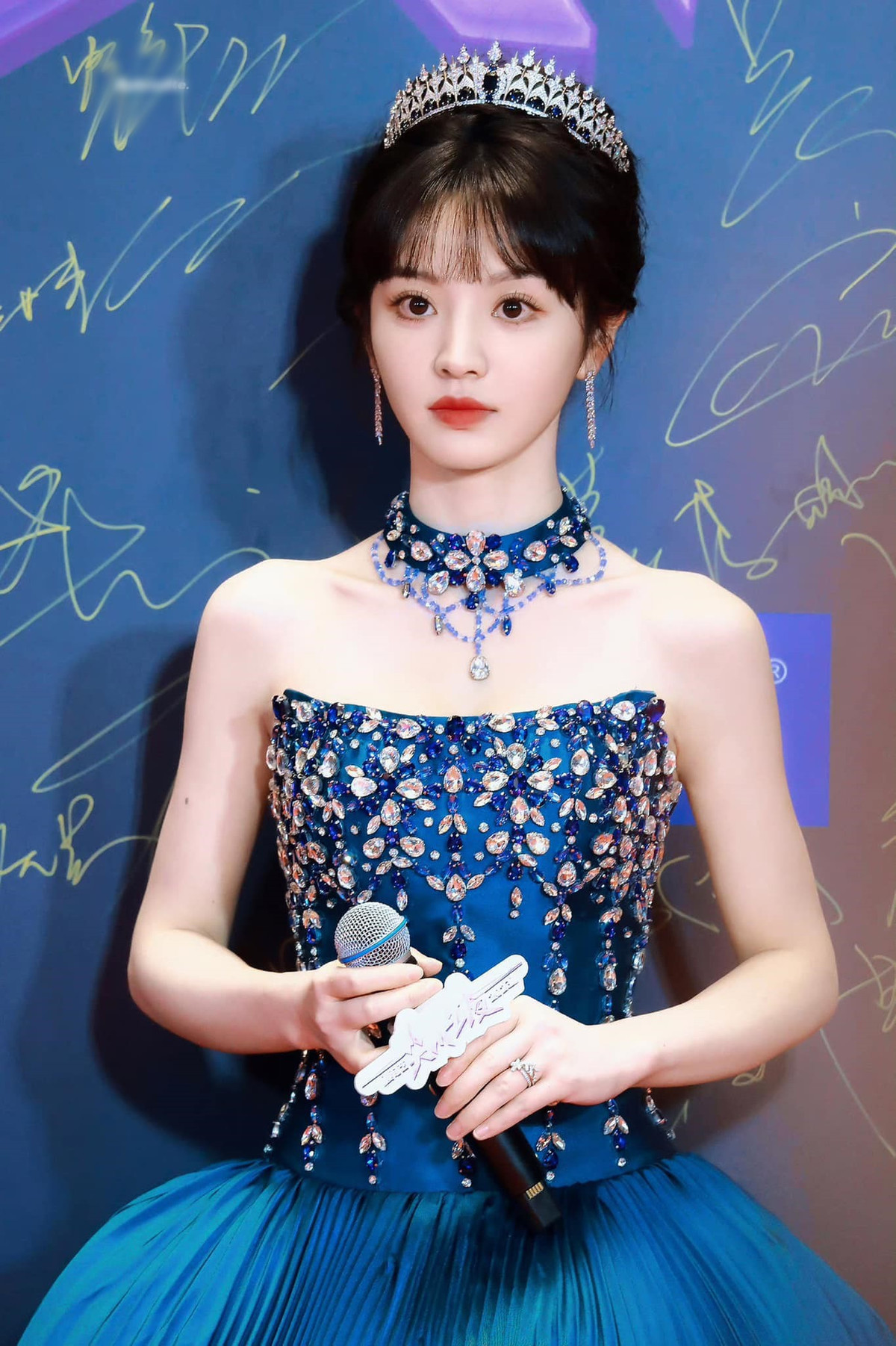 Song, tuy có vóc dáng thanh mảnh, nhưng vòng 1 đầy đặn, vòng eo siêu nhỏ cùng chiều cao lên đến gần 1m70, Điền Hi Vi nhiều lần lộ "thân hình phụ huynh" khi diện những trang phục gợi cảm, trưởng thành như váy cúp ngực, trễ vai hay hai dây.