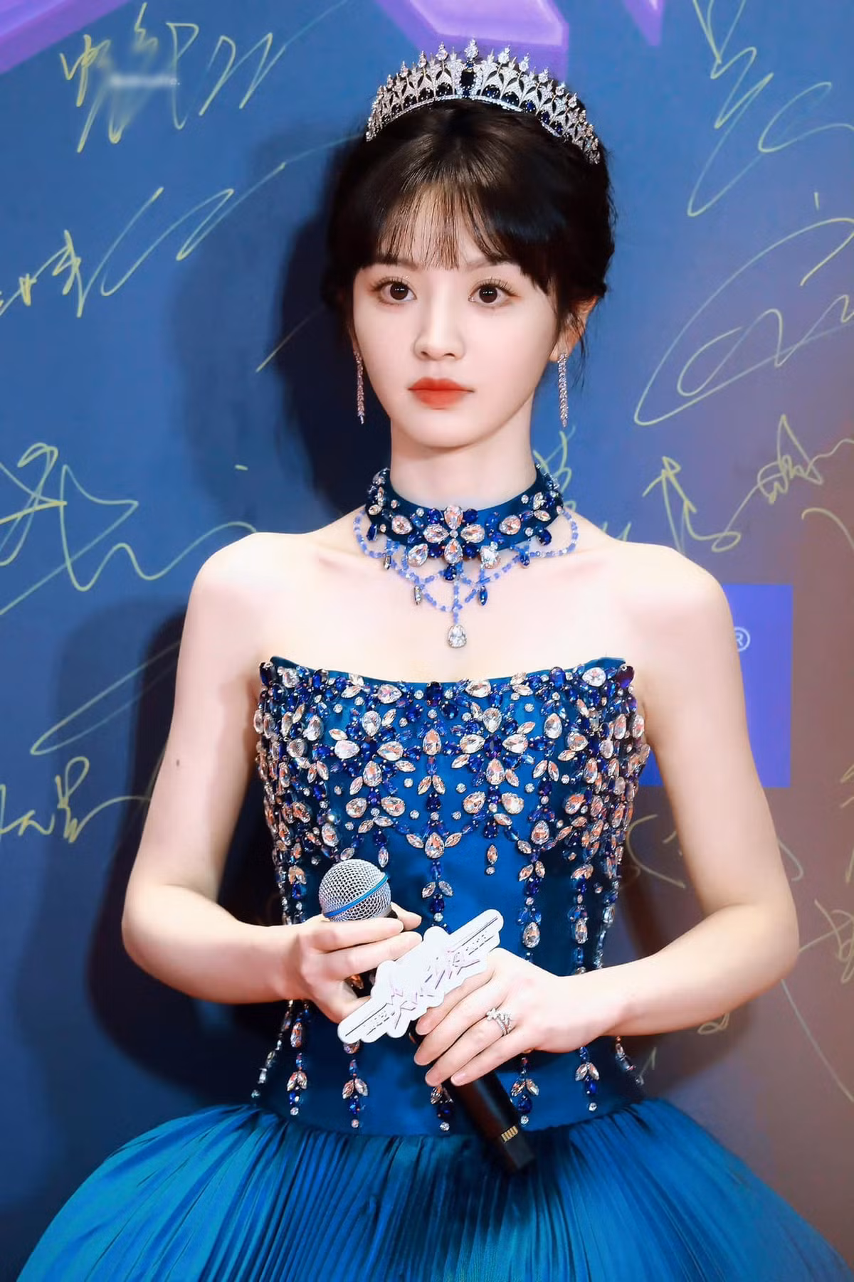 Song, tuy có vóc dáng thanh mảnh, nhưng vòng 1 đầy đặn, vòng eo siêu nhỏ cùng chiều cao lên đến gần 1m70, Điền Hi Vi nhiều lần lộ "thân hình phụ huynh" khi diện những trang phục gợi cảm, trưởng thành như váy cúp ngực, trễ vai hay hai dây.