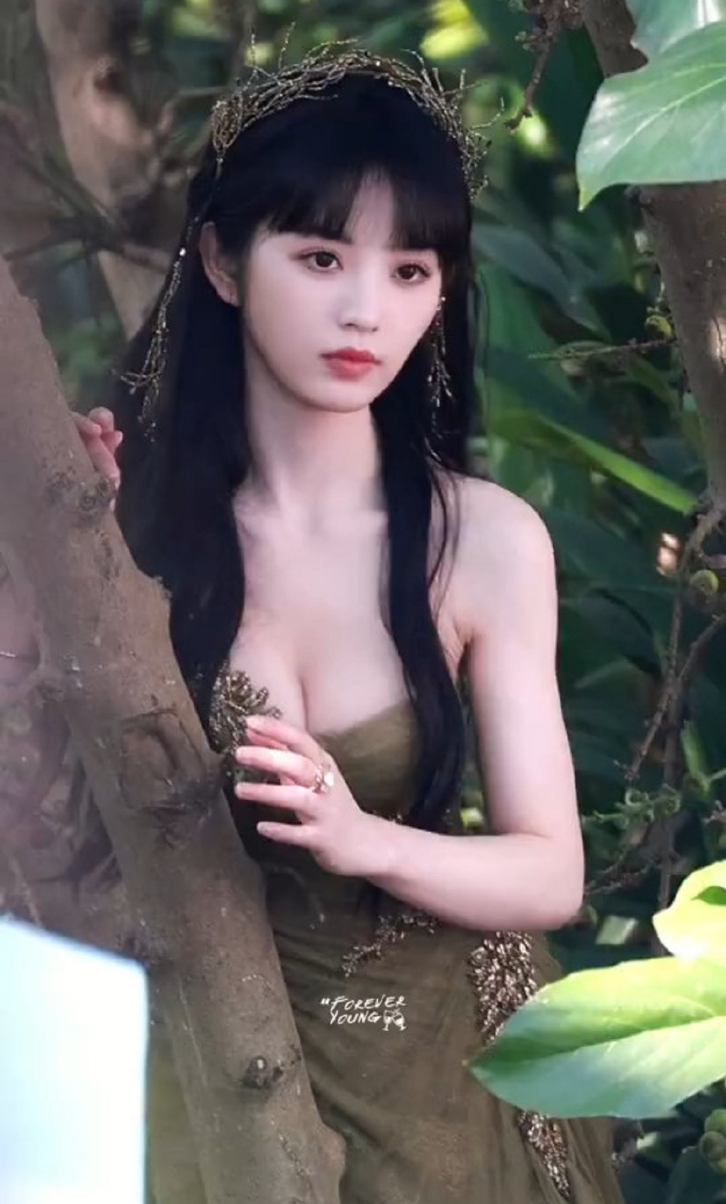 "Xinh đẹp tỏa sáng luôn đó", "Điền Hi Vi chính là minh chứng cho kiểu mặt học sinh mà body phụ huynh điển hình", "Cô này đẹp quá, váy xanh càng tôn dáng hơn", "Sao cô ấy có thể đẹp đến vậy, có thể gọi là đẹp nhất đêm hội không? Tôi nhìn mãi mà không chán", "Cô này vòng 1 đẹp, da trắng nên cứ diện váy cúp, trễ vai là lại gây 'sốt' liền",... là những bình luận của cư dân mạng.