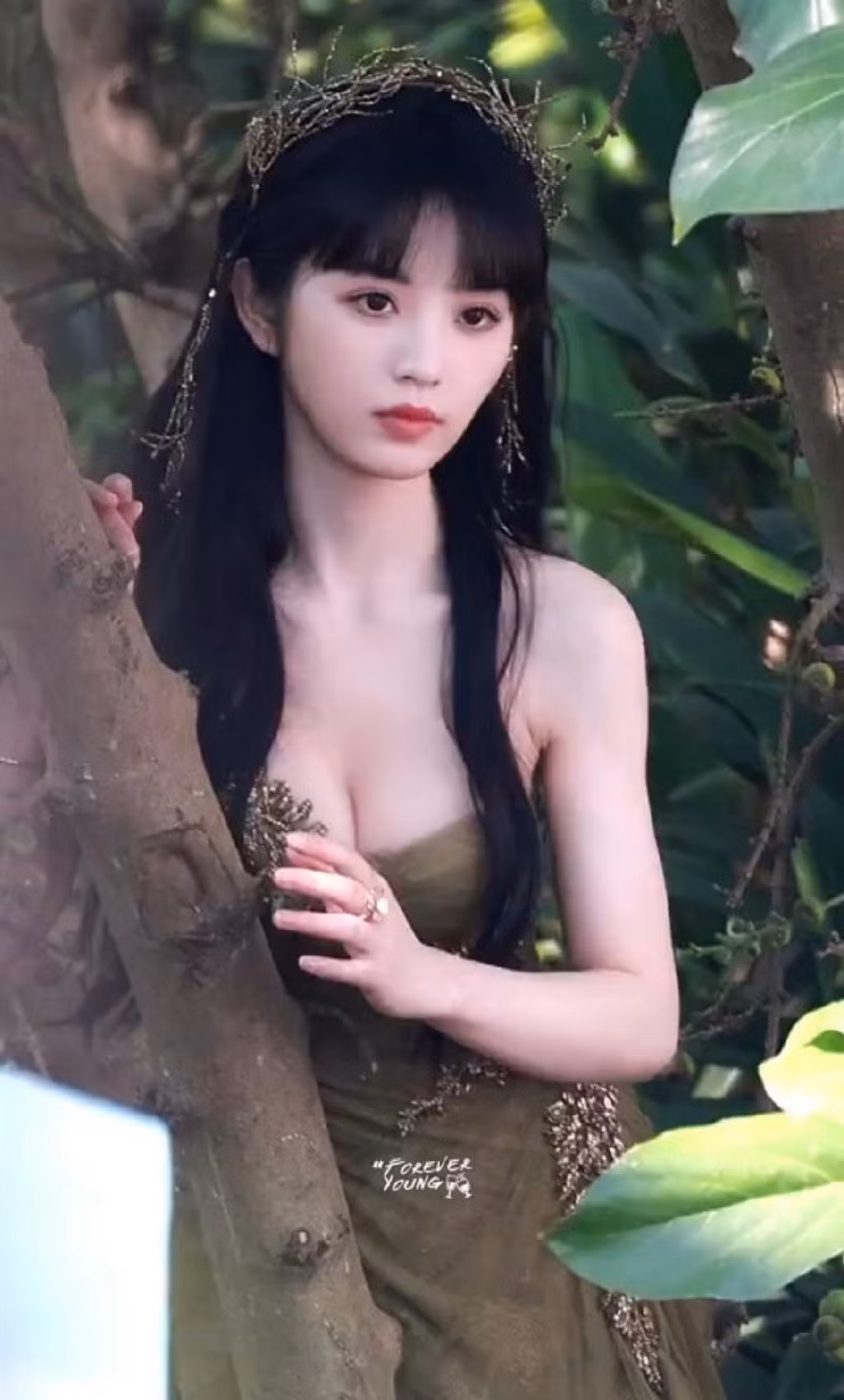 "Xinh đẹp tỏa sáng luôn đó", "Điền Hi Vi chính là minh chứng cho kiểu mặt học sinh mà body phụ huynh điển hình", "Cô này đẹp quá, váy xanh càng tôn dáng hơn", "Sao cô ấy có thể đẹp đến vậy, có thể gọi là đẹp nhất đêm hội không? Tôi nhìn mãi mà không chán", "Cô này vòng 1 đẹp, da trắng nên cứ diện váy cúp, trễ vai là lại gây 'sốt' liền",... là những bình luận của cư dân mạng.