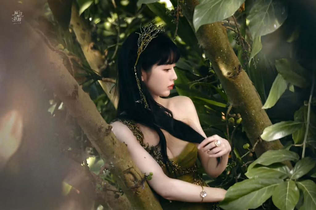 Thiết kế váy với phần trên ôm sát, tôn vòng 1 đầy đặn và vòng eo thon, phần chân váy xếp ly xòe bồng bềnh giúp Điền Hi Vi thêm phần thu hút hơn.