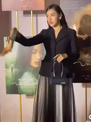 Cụ thể, trong một clip được chia sẻ trên TikTok, hot girl Trần Thanh Tâm đến sự kiện trong set đồ màu đen khá trưởng thành.