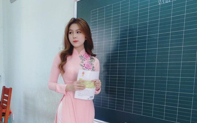 Trân Trần (tên thật là Trần Nam Trân, sinh năm 1996) là " cô giáo nóng bỏng nhất Việt Nam" cách đây khoảng 3 năm với hàng trăm người theo dõi trên Facebook.