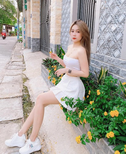 Bên cạnh những bức ảnh nghiêm chỉnh trong bộ áo dài đứng lớp, cô giáo Trần Trân còn gây ấn tượng với những bộ hình “thiếu vải” để khoe triệt để vóc dáng trời ban.