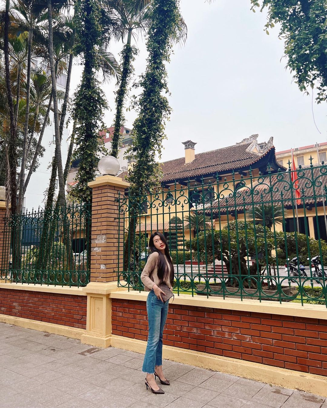 Hải My thường mặc những chiếc áo croptop kín cổ nhưng để lộ vòng 2 và mix thêm với quần ống rộng.