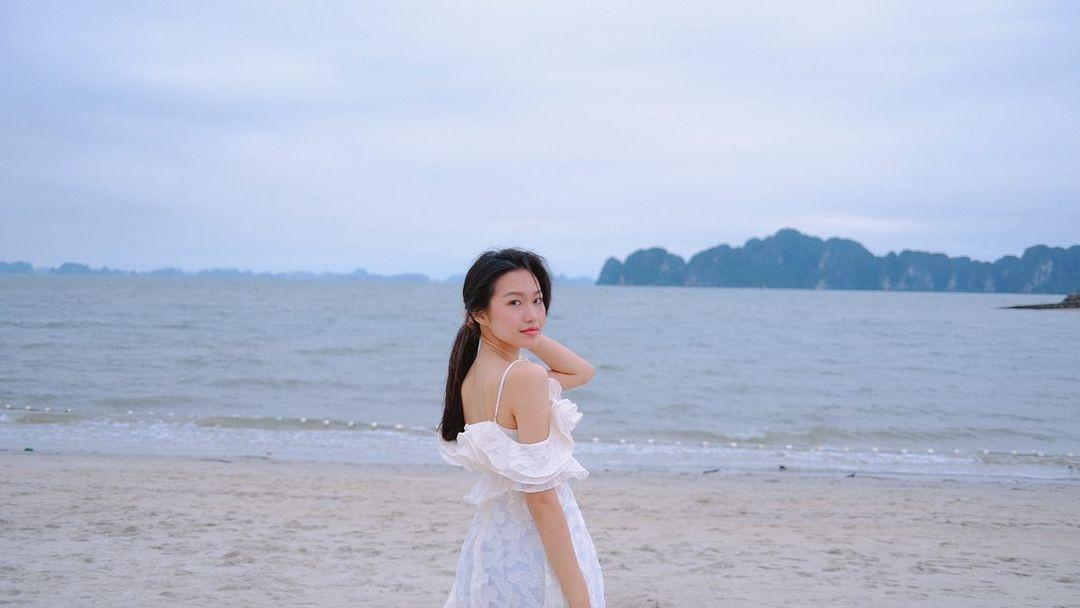 Bạn gái Đoàn Văn Hậu là Doãn Hải My từng gây chú ý khi lọt vào top 10 cuộc thi Hoa hậu Việt Nam 2020. Chẳng những sở hữu nhan sắc xinh như nàng thơ cô nàng còn gây ấn tượng bởi thành tích học tập nổi bật.