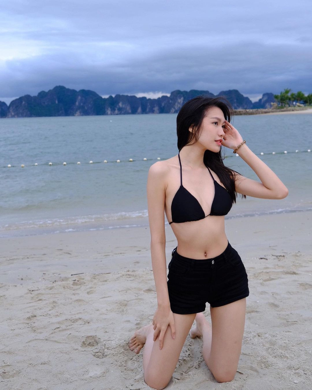 Chưa hết, để hợp với bối cảnh đi biển, bạn gái hậu vệ đội tuyển Việt Nam còn diện bộ bikini màu đen. Nhưng thay vì mặc quần bikini như mọi người, Doãn Hải My lại chọn chiếc quần ngắn.