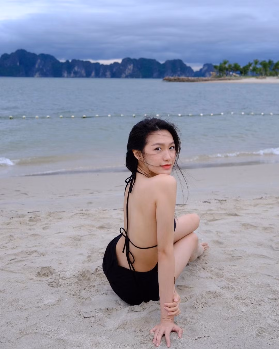 Ở ngoài đời, Doãn Hải My chuộng gu thời trang nữ tính, nhẹ nhàng mà không kém phần điệu đà.