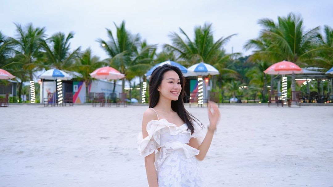 Cụ thể, Doãn Hải My diện chiếc váy trắng hở vai khá quyến rũ.