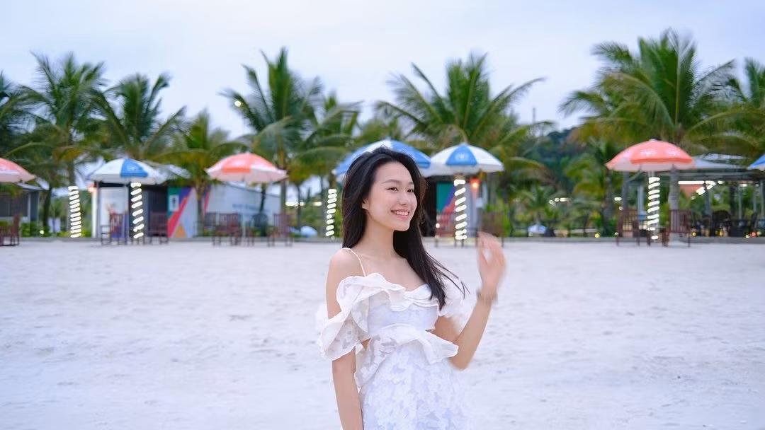 Cụ thể, Doãn Hải My diện chiếc váy trắng hở vai khá quyến rũ.