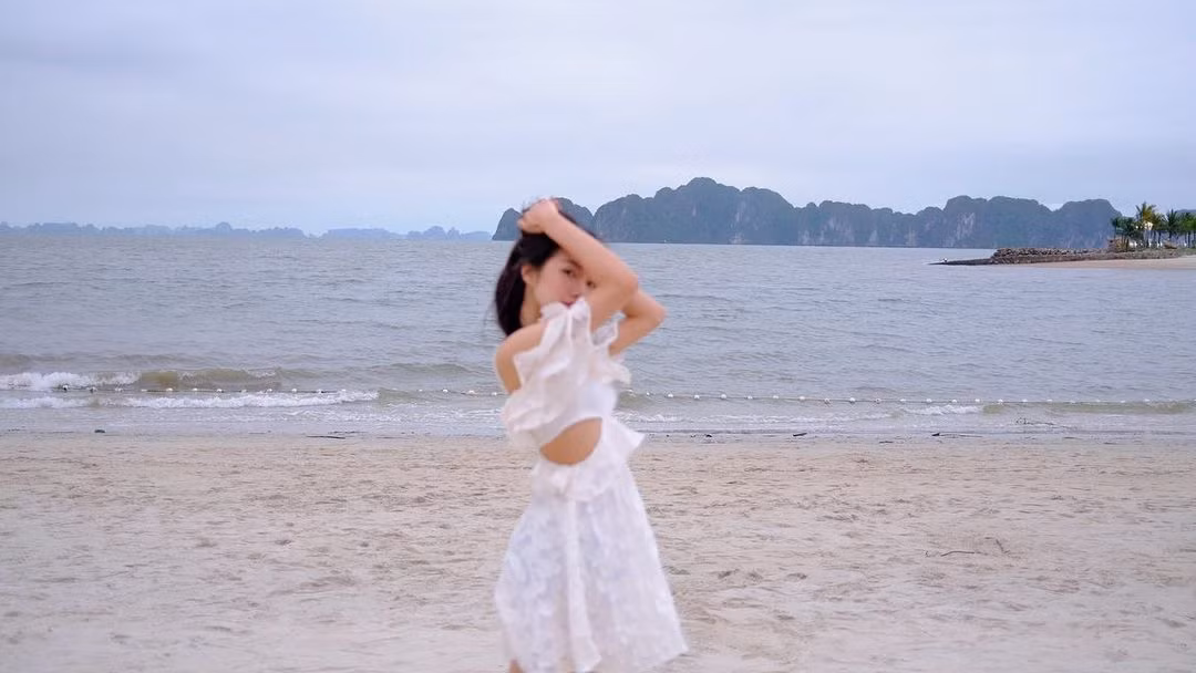 Nếu theo dõi trang cá nhân của Doãn Hải My, nhiều người sẽ nhận ra rằng top 10 cuộc thi Hoa hậu Việt Nam 2020 hiếm khi ăn vận khoe da thịt. Nhưng lần đi biển này, cô nàng đã táo bạo hơn.