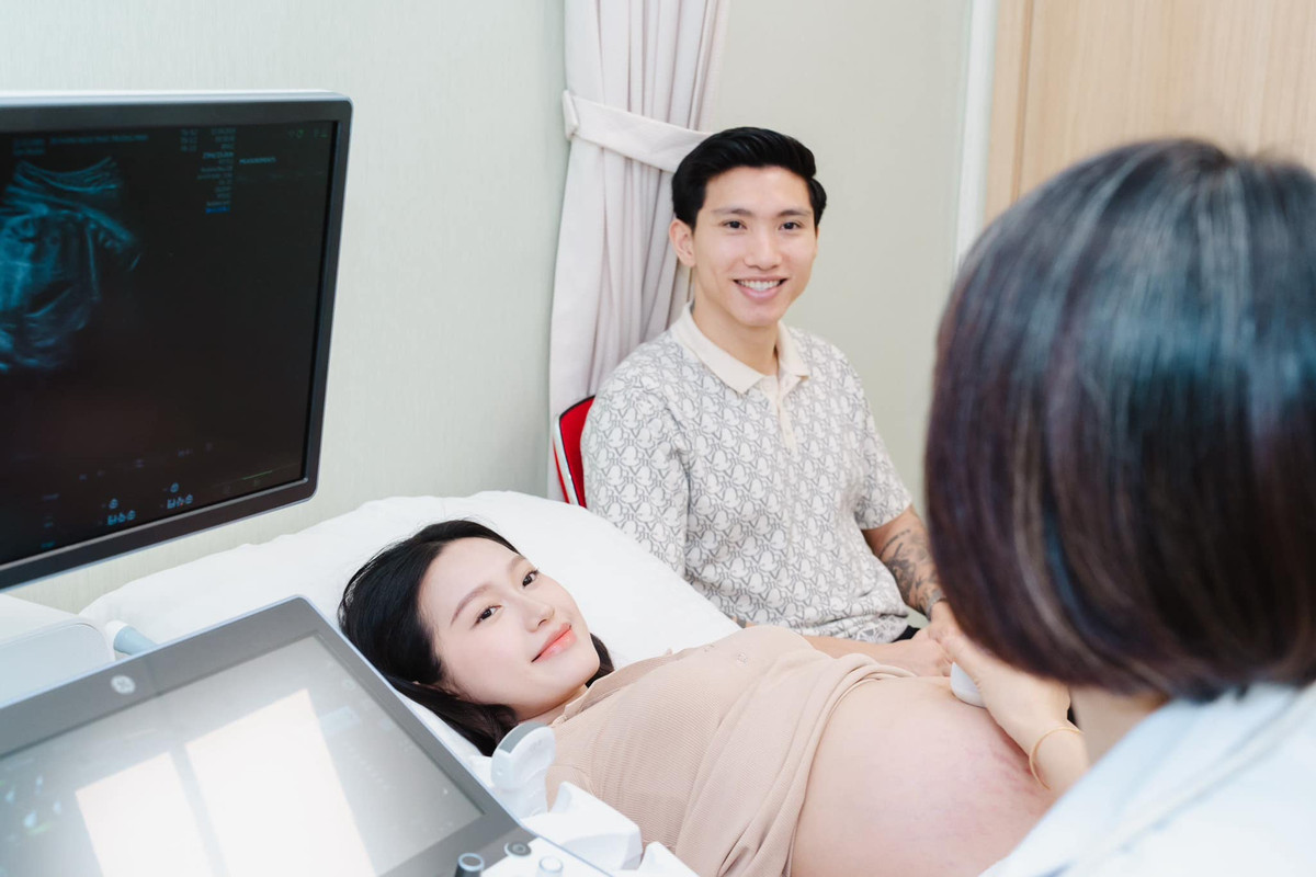 Có thể thấy dù lần đầu tiên lên chức phụ huynh nhưng Văn Hậu và Hải My đã chuẩn bị rất chỉn chu, đồ chơi của em bé còn có cả quả bóng tròn gắn liền với sự nghiệp quần đùi áo số của bố.