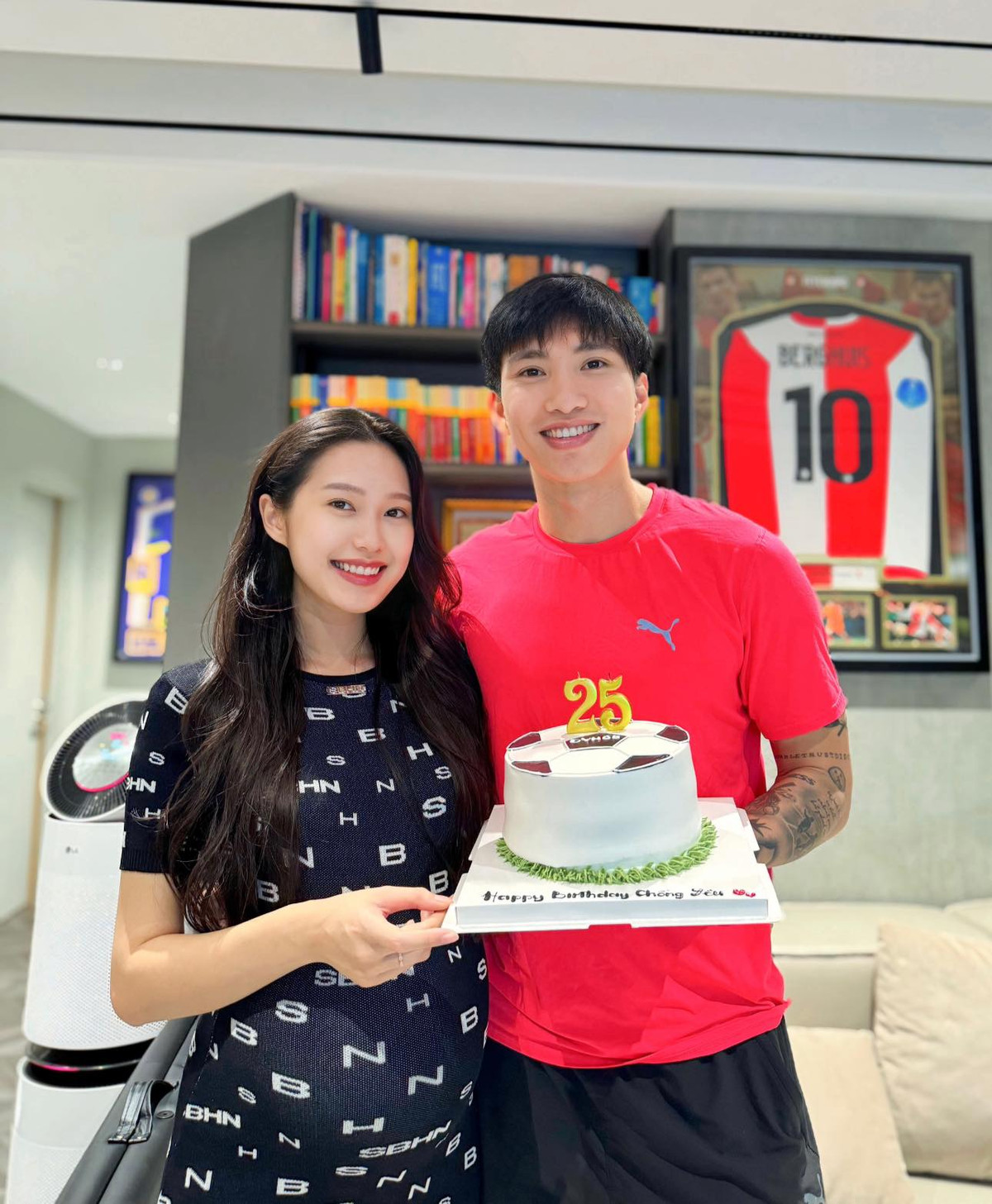 Tháng 8/2022, cặp đôi công khai mối quan hệ và thoải mái chia sẻ những khoảnh khắc ngọt ngào lên MXH.