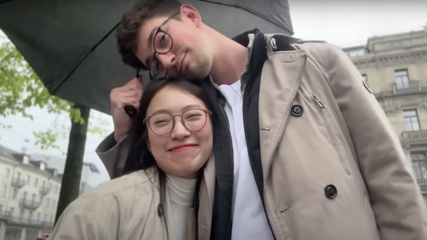 Sau bao ngày thì clip chính thức cũng đã "ra lò". Từ quá trình đi ăn, cùng nhau ngồi tàu điện và cuộc "tám" chuyện dễ thương được công khai một cách rõ ràng, người yêu thích "couple" này cũng không cần phải tò mò nữa. Chia sẻ từ chính chủ thì đây chỉ là một người bạn thân lâu ngày gặp lại.