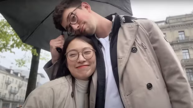 Sau bao ngày thì clip chính thức cũng đã "ra lò". Từ quá trình đi ăn, cùng nhau ngồi tàu điện và cuộc "tám" chuyện dễ thương được công khai một cách rõ ràng, người yêu thích "couple" này cũng không cần phải tò mò nữa. Chia sẻ từ chính chủ thì đây chỉ là một người bạn thân lâu ngày gặp lại.