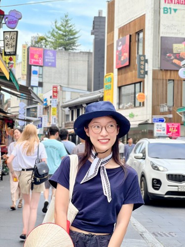 Được biết, anh chàng trong clip của Khánh Vy là Giuliano Tell - một người bạn đã lâu của cô nàng. Đây không phải lần đầu Giuliano xuất hiện chung cực thân thiết với nữ MC sinh năm 1999.