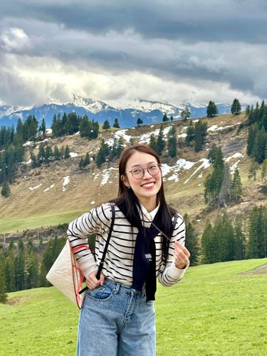 Sau bữa ăn tối, cặp đôi này cùng một người bạn đi trải nghiệm tàu điện. Đây cũng chính là khoảnh khắc Vy và Giuliano Tell bị hiểu nhầm là đang hẹn hò vì quá đỗi hợp nhau