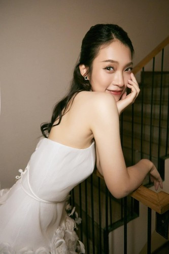 “Anh bạn này cứ liên tục nhắn tin cho mình nhưng thực sự mình đôi khi chỉ xem mà không trả lời”- Khánh Vy hài hước tiết lộ về những ngày đầu gặp nhau. Thậm chí, Giuliano còn bày tỏ anh không biết đang trò chuyện với nữ MC hay là trợ lý của cô nàng vì khá lạnh lùng và liên tục bị “bơ”.