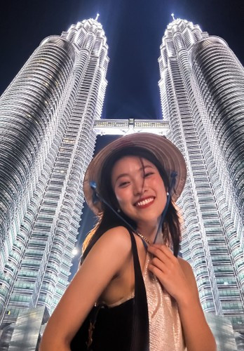 Cách đây không lâu, trong một lần đến Thụy Sĩ du lịch, Khánh Vy cũng đã hẹn gặp Giuliano để cùng nhau đi chơi, ăn uống và tham quan thành phố Zurich.