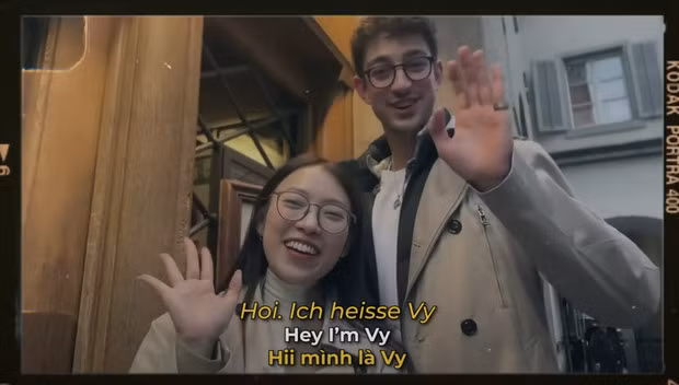 Tình bạn giữa hai người có vẻ rất thân thiết khi những cử chỉ, tương tác được toát ra một cách tự nhiên trong bữa ăn tối. Giuliano cũng không ngại ngần khen Vy rất xinh đẹp. Cả hai còn trêu đùa nhau trên tàu điện, diễn sâu như một đôi thực thụ để quay clip.